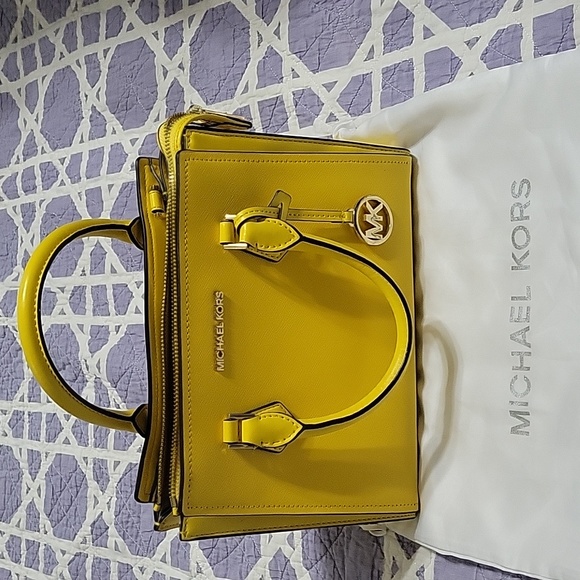 Michael Kors Handbag with belt - Picture 1 of 4